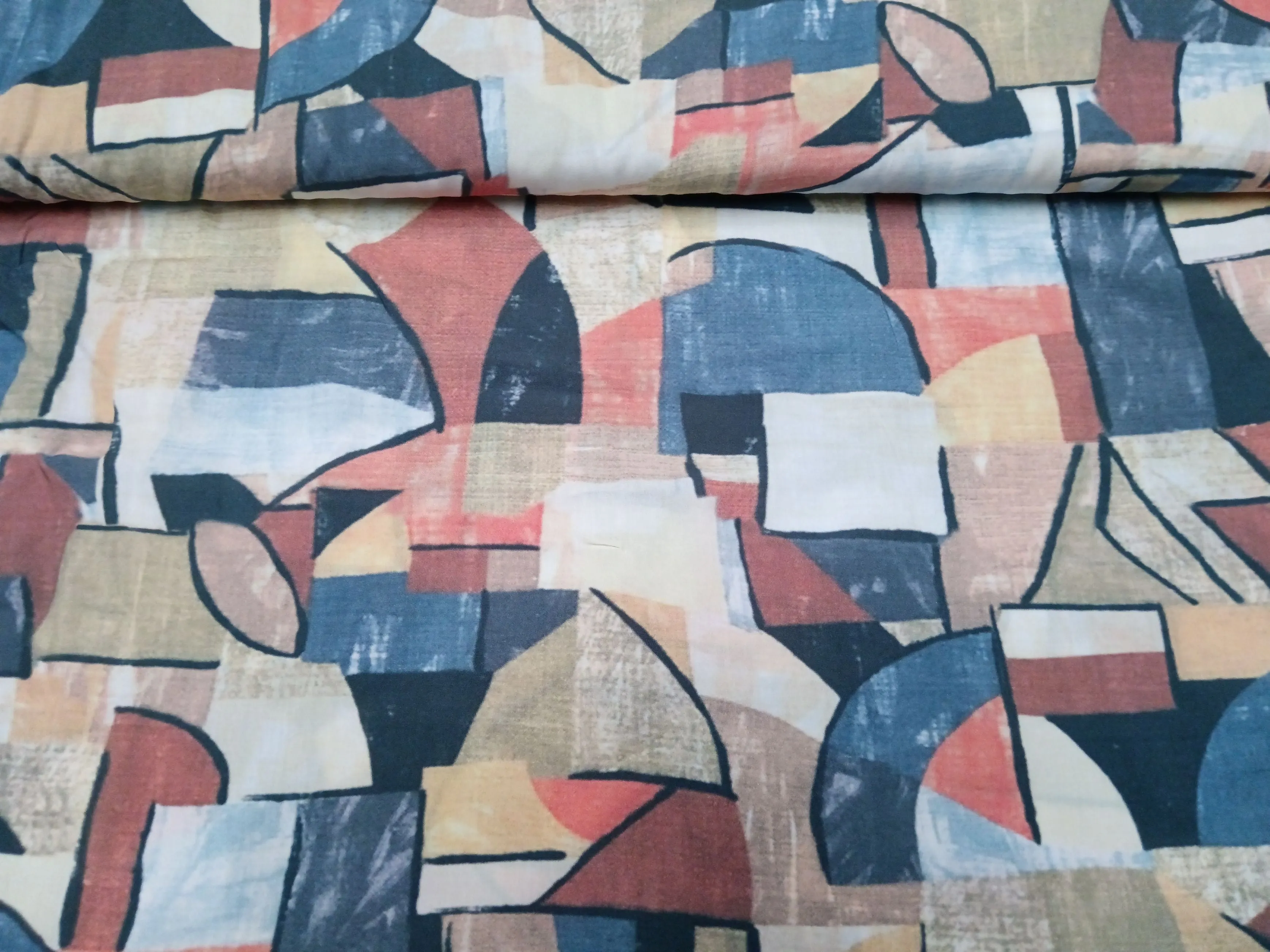 Blusenstoff aus reiner Viskose mit geometrisch grafischem Muster im Vintage Look