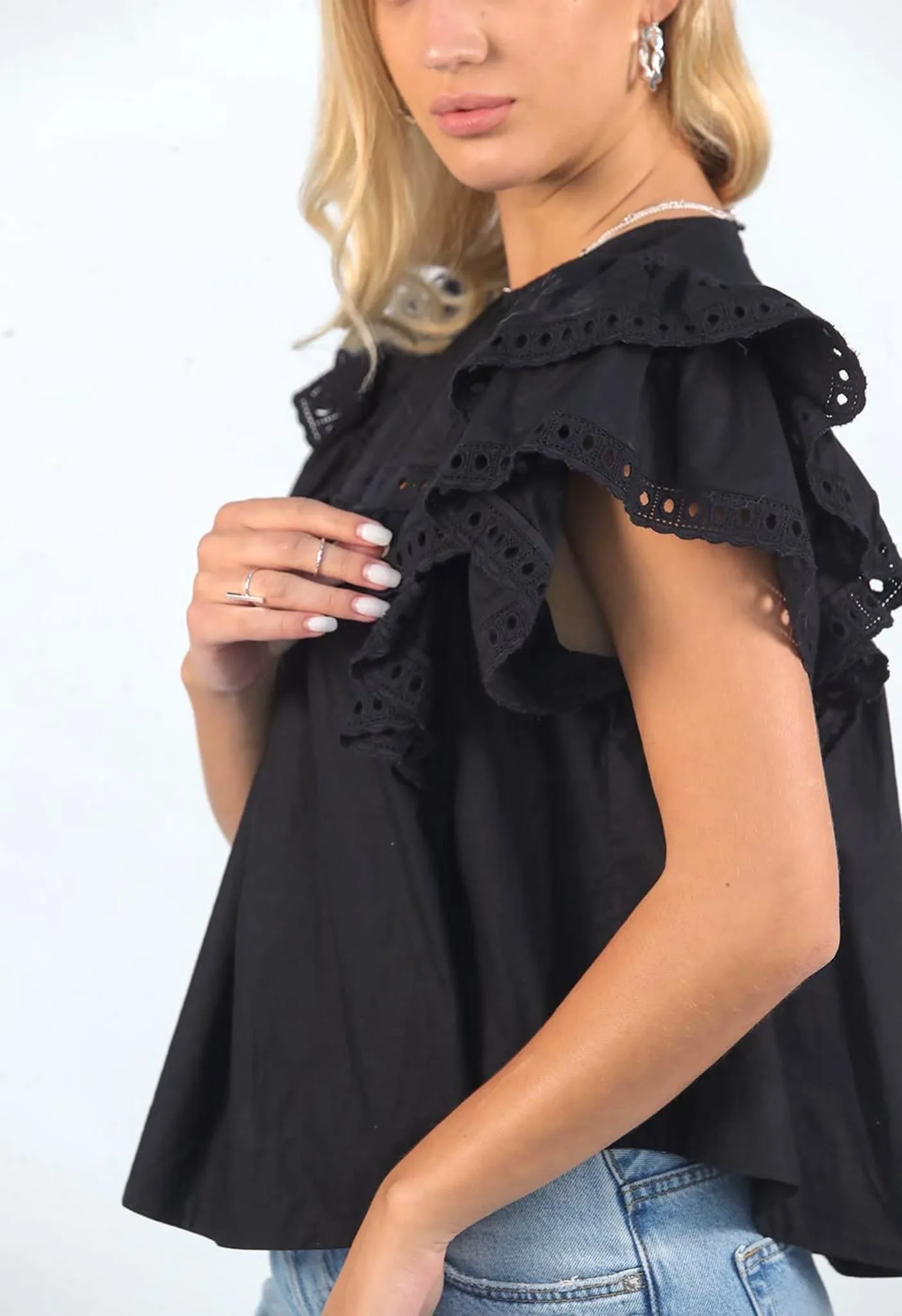 CALMOLOGY - RUFFLE EYELET TOP